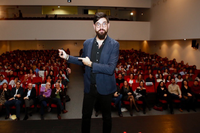 MANU SÁNCHEZ LLENA EL SALÓN DE ACTOS DE LA FACULTAD EN EL EVENTO DIALOGANDO “QUE EMPRENDA TU PADRE”