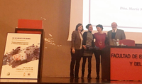 ENTREGADO AL PREMIO EXTRAORDINARIO DE TESIS DOCTORAL A LA PROFESORA DE LA FACULTAD, DRA. Dª MERCEDES ROJAS DE GRACIA