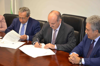 La Universidad de Málaga firma un convenio marco con el Ayuntamiento de Macharaviaya