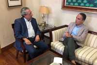 El rector recibe al consejero de Presidencia, Administración Pública e Interior de la Junta de Andalucía