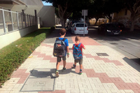 Investigadores analizan cómo el peso de la mochila de un niño influye en su forma de caminar