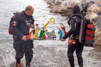 La Asociación Universitaria AUAS sumerge un belén solidario en la bahía de Málaga