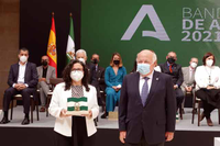 La profesora Ana Grande recibe en Málaga la ‘Bandera de Andalucía de la Investigación, la Ciencia y la Salud’