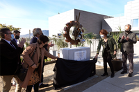 La UMA homenajea a los trabajadores sociales con una escultura en la Facultad que imparte la titulación