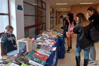 Varios centros de la UMA celebran un mercadillo solidario de libros
