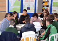 Investigadores comparten desayuno e inquietudes científicas con 140 escolares de Málaga