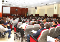 Bernardino León imparte una clase de diplomacia práctica en la Facultad de Derecho