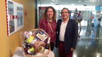 El Rector entrega la cesta de Navidad en la comida de Navidad de la EPS y la ETSII