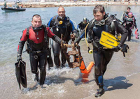 Voluntarios extraen 300 kilos de residuos del fondo marino en Pedregalejo