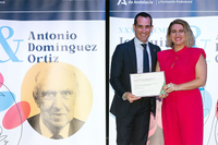 La profesora María Fernández recibe el primer premio 'Antonio Domínguez Ortiz', de innovación y mejora de la práctica educativa