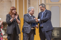 El catedrático de Periodismo y director del CEIT Juan Antonio García Galindo recibe la Medalla del Ateneo