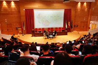 La periodista Pilar Bonet conversa en la Facultad de Derecho sobre el nuevo orden mundial