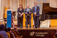 El catedrático de Periodismo Juan Antonio García Galindo recibe la Medalla del Ateneo