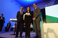 La catedrática Gloria Corpas recibe la ‘Bandera de Andalucía’ de la Investigación, la Ciencia y la Salud