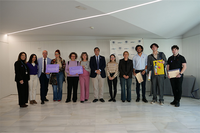 Los premiados posan con el rector y la vicerrectora de Igualdad