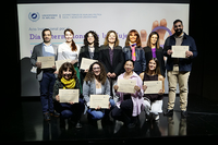 Todos los premiados, con las conductoras del acto