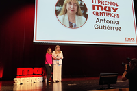 La catedrática Antonia Gutiérrez recogiendo el galardon MUY CIENTÍFICA en el Málaga Science Fest La catedrática Antonia Gutiérrez recogiendo el galardon MUY CIENTÍFICA en el Málaga Science Fest