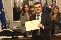El nuevo académico, con su diploma de ingreso