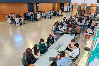 En la XIV edicion de Café con Ciencia han participado un centenar de estudiantes y una quincena de investigadores de la UMA