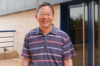 El catedrático distinguido  de la Universidad de Hunan (China), actual presidente de la Federación Asiática del Hormigón (ACF), Caijun Shi, posa en la entrada del salón de grados de Ciencias