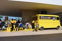 La caravana amarilla del futuro instalada en la Facultad de Psicología y Logopedia de la UMA