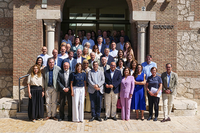 Autoridades, representantes institucionales y directores de cursos posan en la puerta del Rectorado