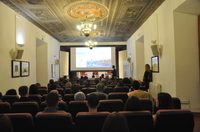 Alejandro Luque presentando los resultados del programa educativo en Málaga