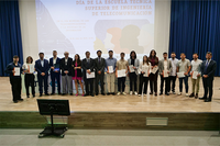 Foto de familia con todos los premiados en el Día de la Escuela de Telecomunicación de la UMA
