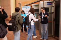 Alumnos, a la entrada de la jornada