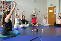 Estudiantes disfrutando de una clase de yoga
