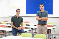 Los investigadores de la UMA Carlos Becerra y Daniel Mayorga posan en un aula de la Facultad de Ciencias de la Educacion