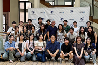 La delegación japonesa, en el vestíbulo del Rectorado