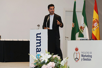 El escritor Javier Castillo, 'Egresado de Honor' de la Facultad de Marketing y Gestión
