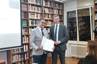 El profesor de Prehistoria José Suárez recoge la distinción de manos del director del Instituto Arqueológio Alemán de Madrid, Paul Scheding