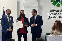 El profesor de la UMA Juan Zagalaz posa con el premio