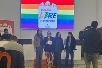 Momento en que Berlanga recibe el distintivo