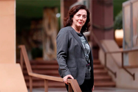 La nueva directora de la Academia de España en Roma, la catedrática Maite Méndez, posa en la entrada de la Facultad de Filosofía y Letras (FOTO:EFE)