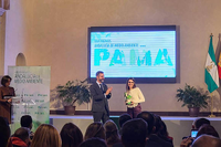 La investigadora de la UMA María Altamirano reogiendo el premio en Ronda