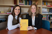 Las investigadoras María Vázquez Fariñas y Mercedes Fernández-Paradas posan con la publicación en un despacho de la Facultad de Filosofía y Letras