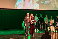 La cientifica de la UMA Melissa García posa con el galardon