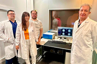 Parte el equipo cientfífico posa con el nuevo olfatómetro instalado en el CIMES de la UMA