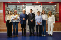 El rector, las vicerrectoras Berlanga y Cabrera, Emilio Alba, la doctora Pajares y representantes de la empresa NOVARTIS posan en el acto de presentación