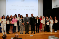 Estudiantes reconocidos, junto al rector y la decana