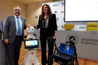 El rector, con la consejera y el robot diseñado para ayudar a los dependientes