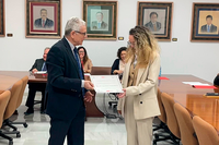 El catedrático emérito Diéz Ripollés hace entrega del diploma a la galardonada con el premio, Ana Belén Gómez Bellvís
