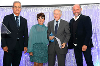 El catedrático Marcelo Berthier posa con el galardón