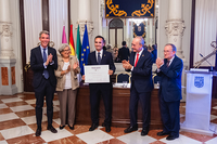 El profesor Javier Troya posa con el reconocimiento en el Ayuntamiento