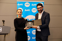 El profesor Calderón recibe su reconocimiento