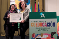 Las profesoras Ana Grande y Mª Rosa López posan con el reconocimiento