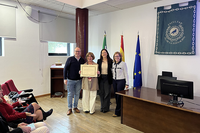 Clara Sánchez, en el centro, con el galardón